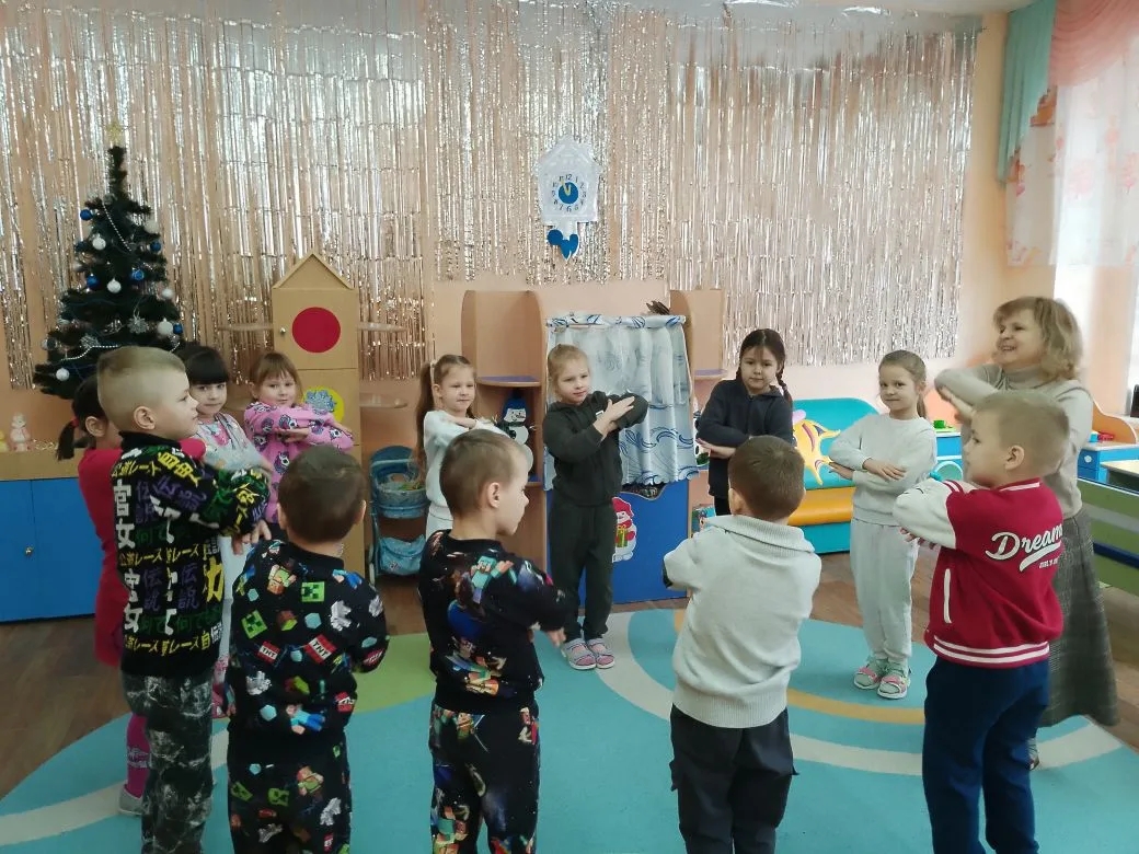 Прощание с елочкой.