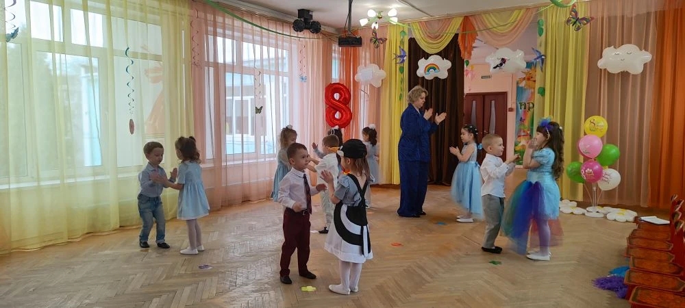 Праздник мам.