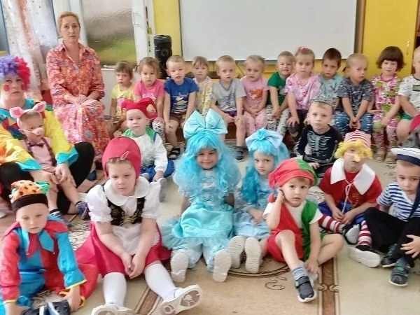 По страницам любимых сказок (парад сказочных героев, драматизация сказок).