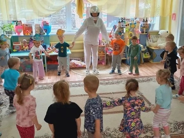 Первое знакомство с космосом: к малышам прилетел космонавт.
