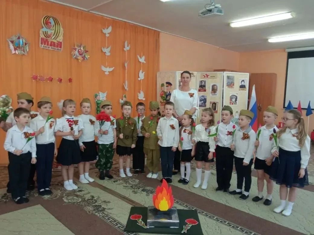 «Не смолкнет слава тех великих лет».