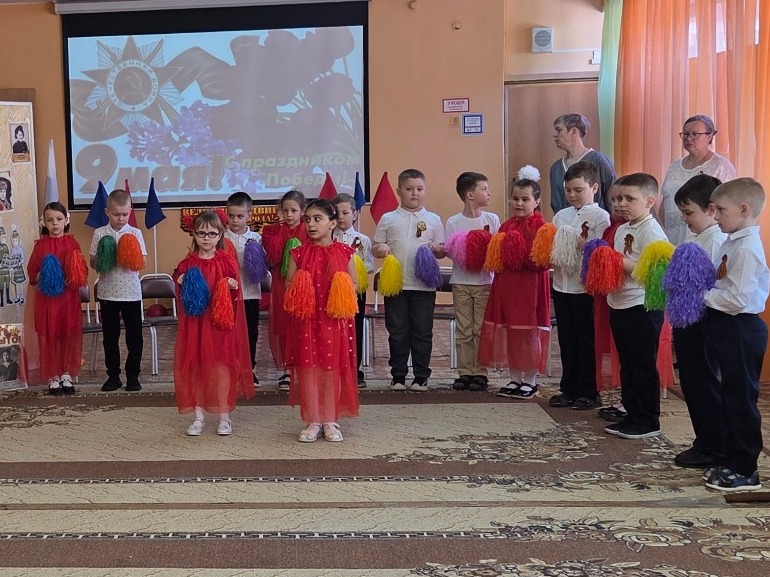 «Не смолкнет слава тех великих лет».