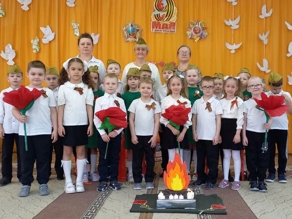 «Не смолкнет слава тех великих лет».