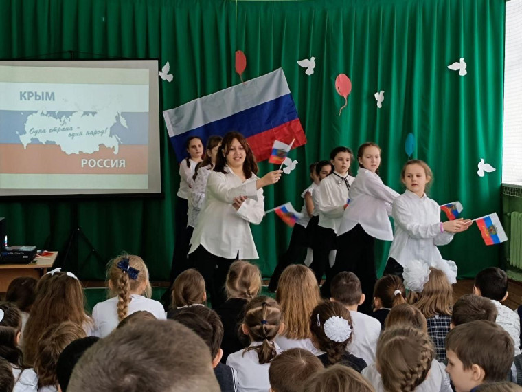 12 марта в МБОУ ЦО 31(корпус 2) состоялся показ литературно- музыкальной композиции &quot; Это Крым и по совести- это Россия&quot;.