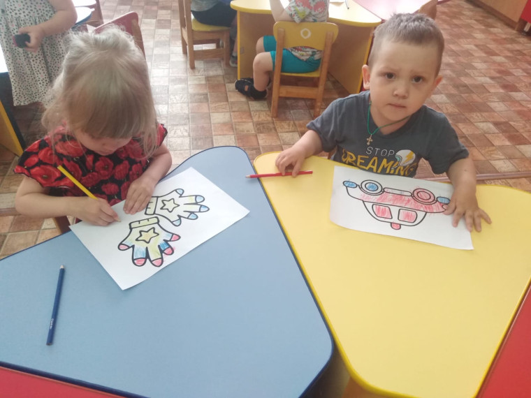 Дети любят рисовать.