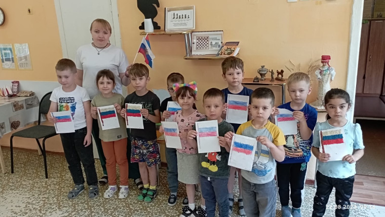 Воспитательное мероприятие «День Российского флага».
